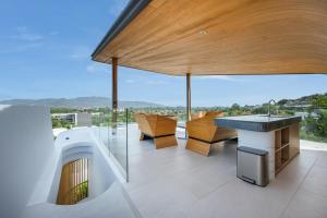 Fotografie z fotogalerie ubytování Villa Zavaya 360 View Luxury Retreat With Private Pool by TropicLook v destinaci Layan pláž