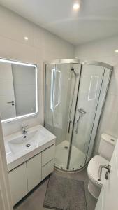 Un baño con ducha, lavabo e inodoro. en Loft Lisbon WH, en Lisboa