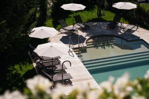 Het zwembad bij of vlak bij Hotel Arc-en-ciel Gstaad