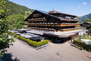 een bovenaanzicht van een groot gebouw met veel bij Hotel Arc-en-ciel Gstaad in Gstaad