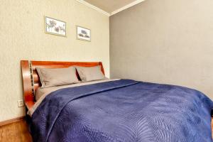 Arbat 2 апартаменты в центре города - выбор для туриста и деловых поездок في ألماتي: غرفة نوم بها سرير مع لحاف أزرق