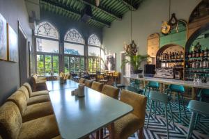 un ristorante con tavoli e sedie e un bar di Hotel Lost Gemmayzeh a Beirut