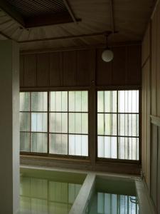 two windows in a room with a pool at 回青橙 daidai in Atami