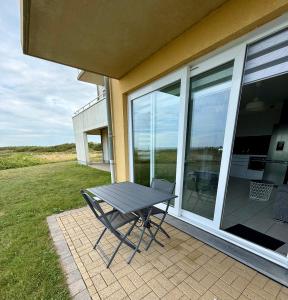 ヴィムルーにあるLes Côtes - Studio Dunes Du Golf - Vue mer - WMXの家の隣のパティオにピクニックテーブル
