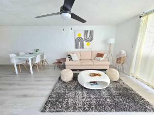 een woonkamer met een bank en een tafel bij Beachfront Condo with Ocean View in Hauula
