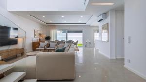 ein Wohnzimmer mit Sofas und Fernseher in der Unterkunft Villa Aroeira with Pool by LovelyStay in Aroeira + 70 Fotos