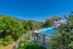 ポンテ・ダ・バルカにあるCasa do Regressoの庭園内のスイミングプール付きのヴィラ