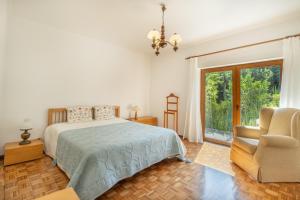 ポンテ・ダ・バルカにあるCasa do Regressoのベッドと椅子と窓のある寝室 +58枚の写真