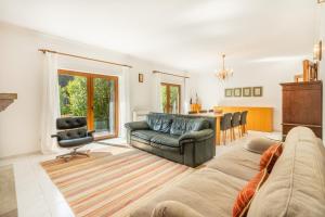 ポンテ・ダ・バルカにあるCasa do Regressoのソファとテーブルのあるリビングルーム