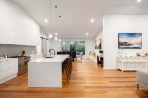 Køkken eller tekøkken på The Break Pool Spa Sauna & Beach + 31 billeder