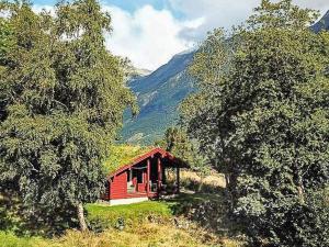 オルデンにある6 person holiday home in oldenの木々の小さな赤い小屋