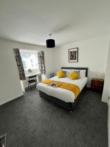 Ένα ή περισσότερα κρεβάτια σε δωμάτιο στο St Andrews Gardens- 2 bedroom flat with views over town- A welburg property managed by Catchpole Stays
