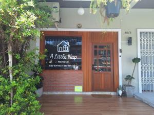 合艾A Little Nap Hometel的建筑物门上的小哞哞标志
