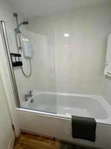 Ένα μπάνιο στο St Andrews Gardens- 2 bedroom flat with views over town- A welburg property managed by Catchpole Stays