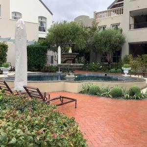 Swimmingpoolen hos eller tæt på Apartment Franschhoek 121 Lermitage