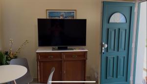 Una televisión o centro de entretenimiento en Aegean Villas Ios