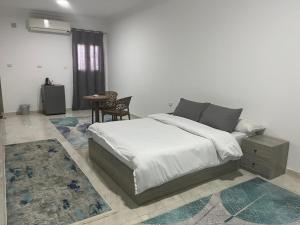 ein Schlafzimmer mit einem Bett und einem Tisch und Stühlen in der Unterkunft Merit Pyramids View in Kairo