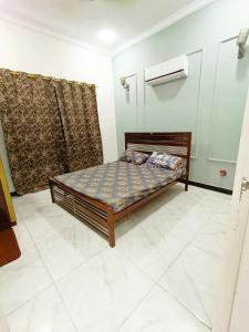 ein Schlafzimmer mit einem Bett in einem Zimmer in der Unterkunft Luxurious Villa in Bahria Town Karachi in Karatschi