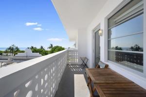 マイアミビーチにあるSpacious Studio - Roof Top Pool & Bar South Beachの木製ベンチと大きな窓付きのバルコニー