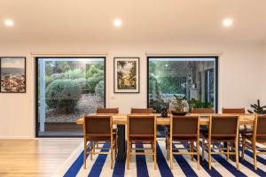 ポートシーにあるPortsea Coastal Retreatの木製のテーブルと椅子のあるダイニングルーム +17枚の写真