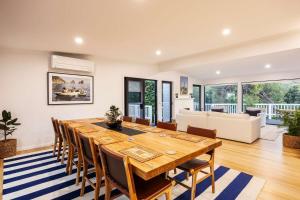 ポートシーにあるPortsea Coastal Retreatの木製のテーブルと椅子のあるダイニングルーム