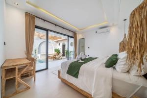 ein Schlafzimmer mit einem großen Bett und einem großen Fenster in der Unterkunft Modern 2BR Villa in Bingin V1 in Uluwatu + 28 Fotos