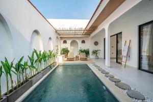 einen Innenpool in einem Haus mit Pool in der Unterkunft Modern 2BR Villa in Bingin V1 in Uluwatu