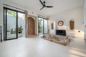 ein Wohnzimmer mit Sofa und Kamin in der Unterkunft Modern 2BR Villa in Bingin V1 in Uluwatu