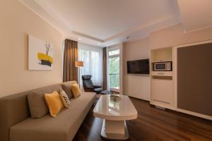 TV a/nebo společenská místnost v ubytování Pakat Residences