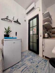 巴统ModuliArt的厨房配有冰箱和黑色门