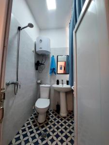 巴统ModuliArt的带马桶和水槽的浴室