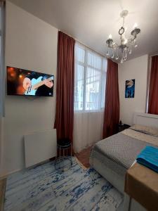 巴统ModuliArt的一间卧室，墙上有一张床和一台电视