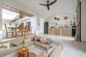 un salon avec un canapé et une cuisine dans l'établissement Modern 2BR Villa in Bingin V2, à Uluwatu