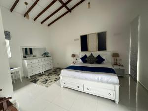 Ένα ή περισσότερα κρεβάτια σε δωμάτιο στο Hummingbird Lake Villa- Kandy +30 φωτογραφίες
