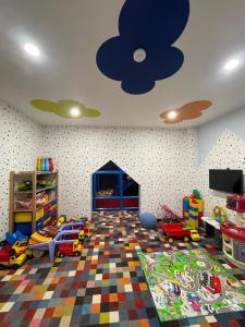 a childs room with toys and a blue cloud on the ceiling at Pensjonat pod Kotelnicą in Białka Tatrzańska