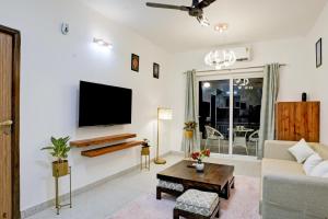 Μια τηλεόραση ή/και κέντρο ψυχαγωγίας στο Naavinya by DanCenter - 1BHK apartment in Siolim