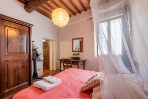 a bedroom with a bed and a window at Traveling_spoon in Belforte