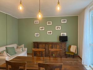 una sala de estar con un sofá y una mesa en Lake Como - Casa Mafy, en Bellano