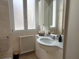 een badkamer met een wastafel en een spiegel bij Lake Como - Casa Mafy in Bellano