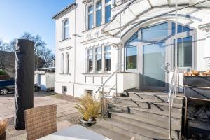 ビーレフェルトにあるGroße, zentrale Wohnung in Bielefeldの白い家(ガラス窓、階段付)