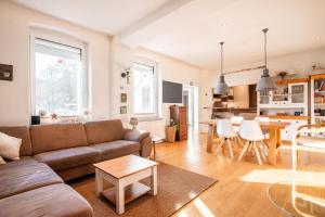 ビーレフェルトにあるGroße, zentrale Wohnung in Bielefeldのソファとテーブルのあるリビングルーム