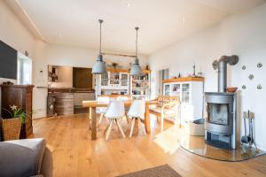 ビーレフェルトにあるGroße, zentrale Wohnung in Bielefeldのキッチン、リビングルーム(テーブル、暖炉付)