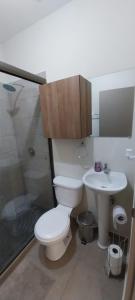 Un baño con inodoro, lavabo y ducha. en Peach Haven 143, en San Juan Opico 5 fotos más