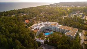 an overhead view of a building with a swimming pool at Hotel Linea Mare in Pobierowo
