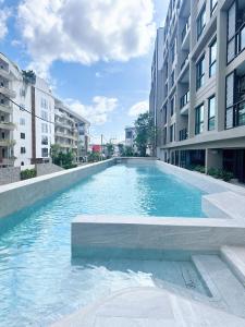 Ban Thalat Choeng ThaleにあるSpace Cherngtalay Condominium Room 622の建物の真ん中にあるプール
