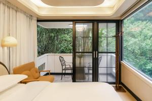 Zhangjiajie Rock language art hotel-Free pick up service客房内的一张或多张床位