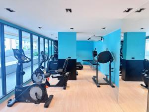 Ban Thalat Choeng ThaleにあるSpace Cherngtalay Condominium Room 622のトレッドミルとエリプティカルマシンのあるジム