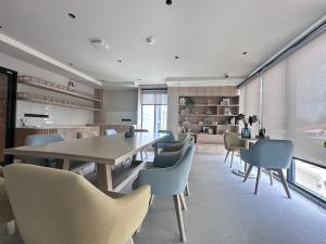 Ban Thalat Choeng ThaleにあるSpace Cherngtalay Condominium Room 622のテーブルと椅子のあるダイニングルーム
