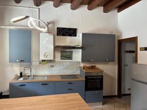 Η κουζίνα ή μικρή κουζίνα στο Airlodge Montagnana inspired by Aviation Style