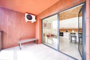 sala de estar con paredes de color naranja y puerta corredera de cristal en Centrum Knosały, en Olsztyn